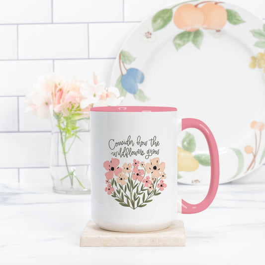 Considere la taza de lujo Cómo crecen las flores silvestres, 15 oz. (Rosa + Blanco)