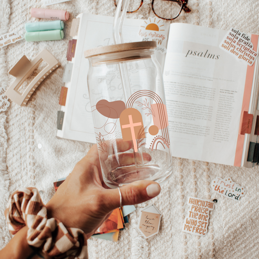 En la lata de vidrio cruzada